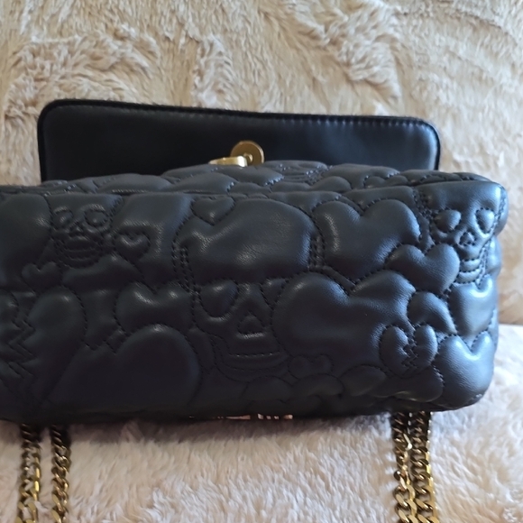 NWOT Betsey Johnson Black and Gold Quilted Clutch with Chain - Picture 5 of 9